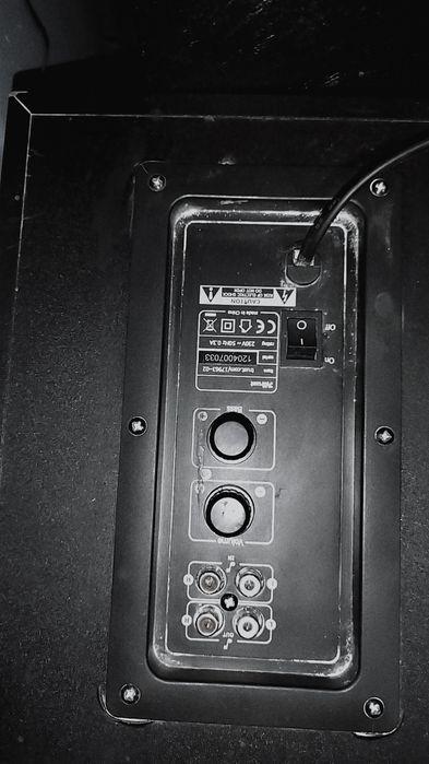 O boxa și un subwoofer funcționale ambele