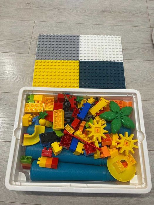 Игровой стол с конструкторами типа lego со стульчиком