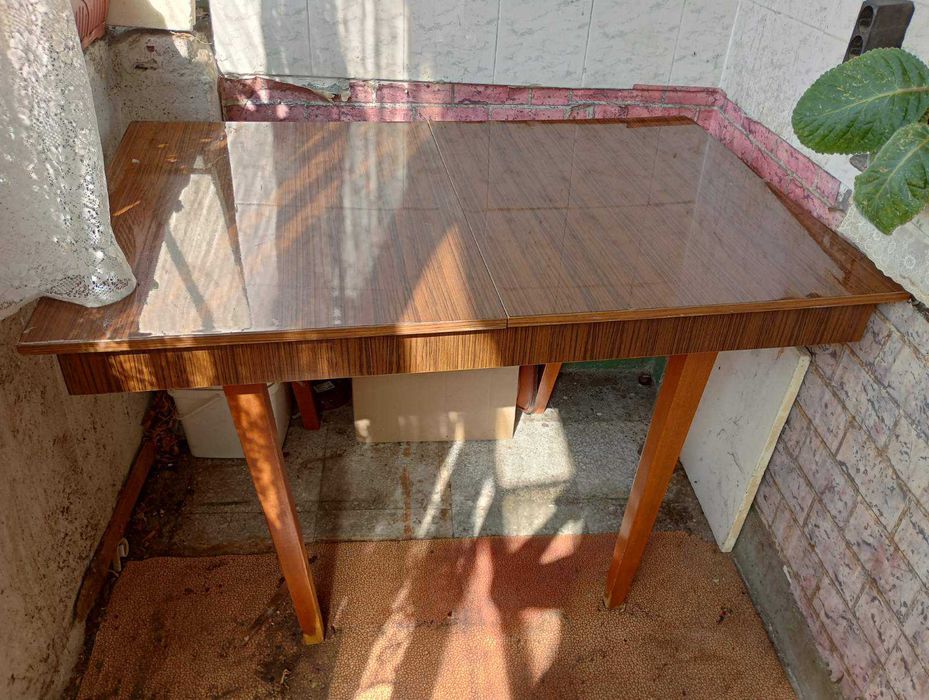 Масивна дървена маса