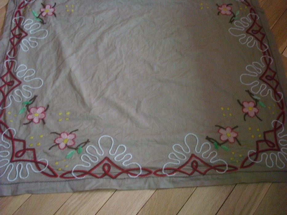 Ръчно бродирано каре и кърпи за глава за народна носия
