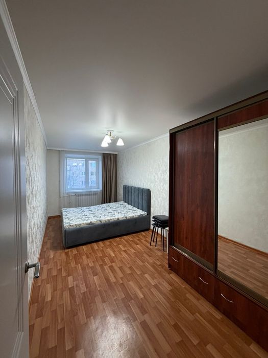 продам 2 х комн по Абая