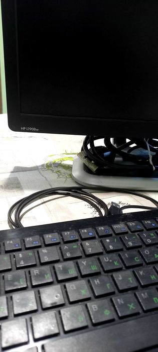 Монитор HP + клавиатура