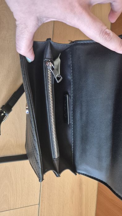 Малка черна чантичка