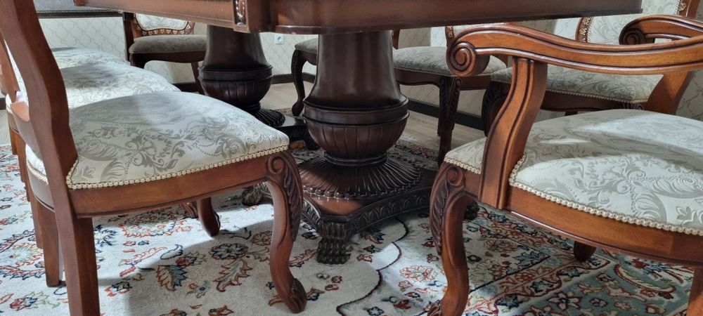 Продаю срочно стол со стульями