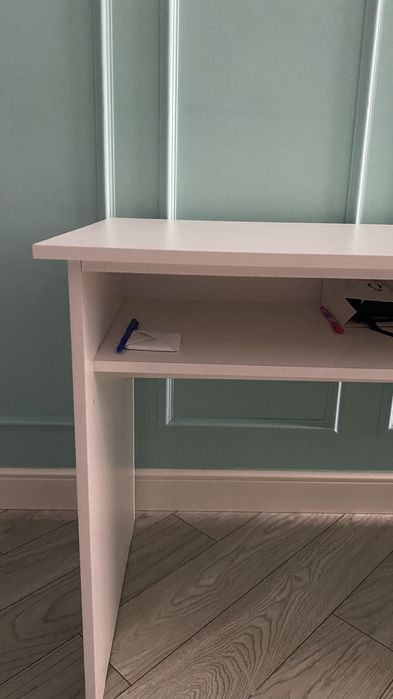 Продается стол с полкой