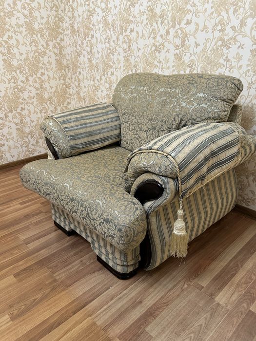 Продаю комплект мягкой мебели: диван + софа + кресло