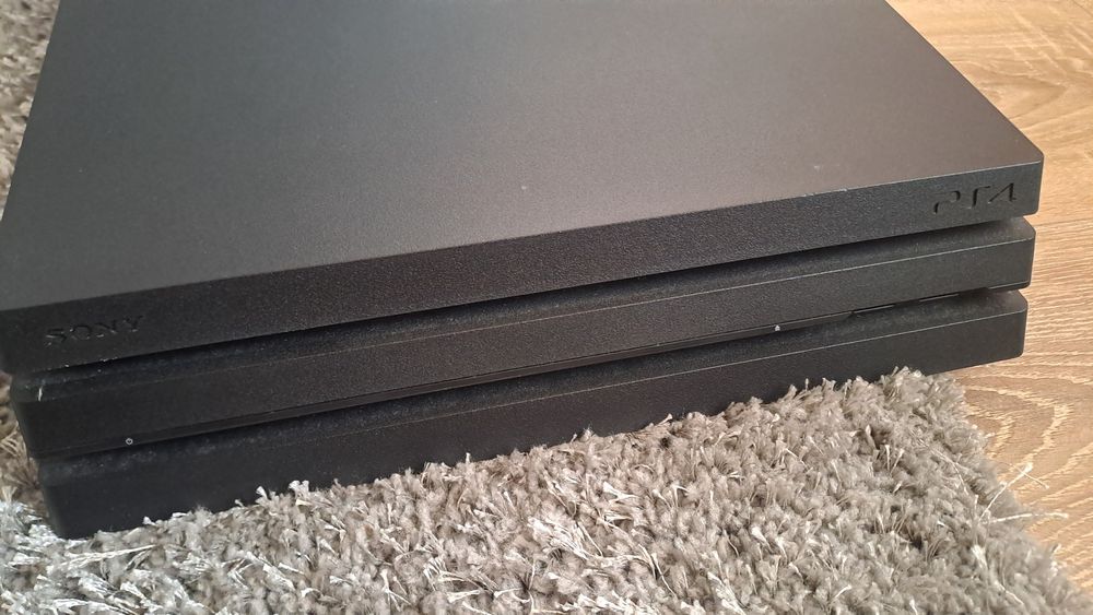 Vând PS4 Pro 1 TB