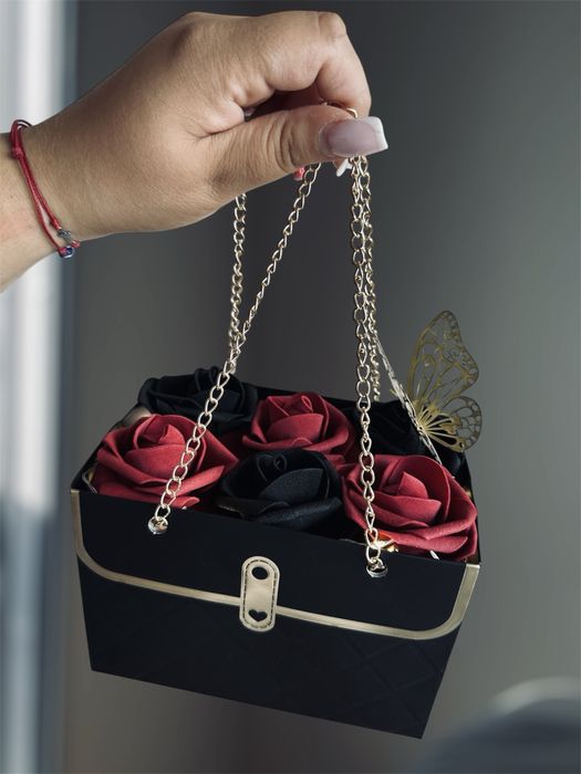 Чантичка с вечни рози