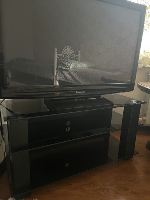 Продам телевизор с подставкой