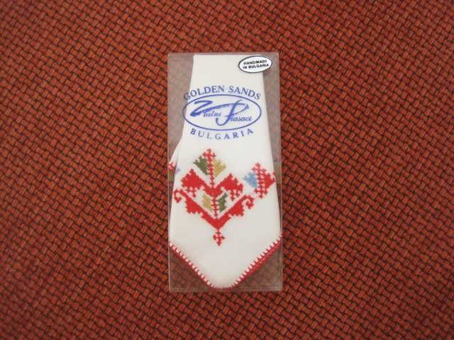 Нова бродирана кърпичка в кутийка