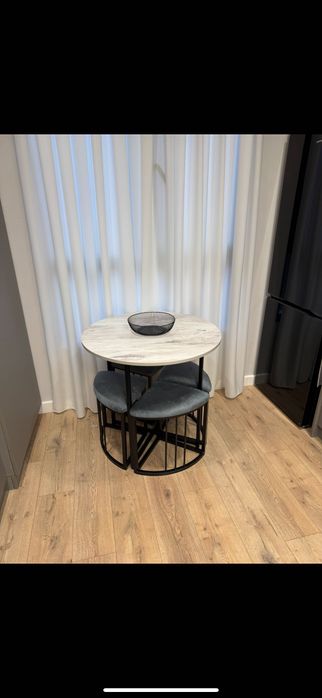 Стол новый диаметр 80 см + стулья. Очень красивый.