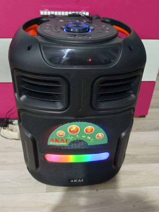 Vând boxa Akai stare foarte buna cu microfon