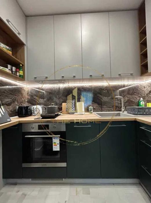 Дава се под наем Тристаен апартамент в Варна, Център - 105 кв.м за 1300 € - Снимка #1