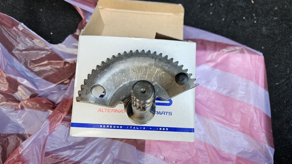 Ос манивела храповик Piaggio Vespa LX4