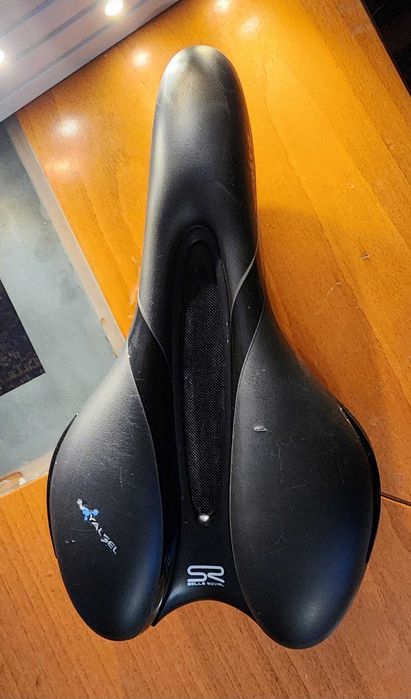 Велосипедна седалка с прорез за вентилация – удобна за топло време