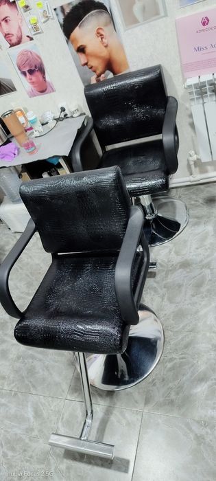 Парикмахерская мойка и два кресла