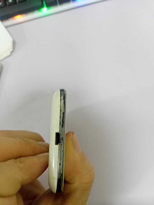 Samsung Galaxy S III zapchastga. Ekran singan plata yaxshi ishlaydi