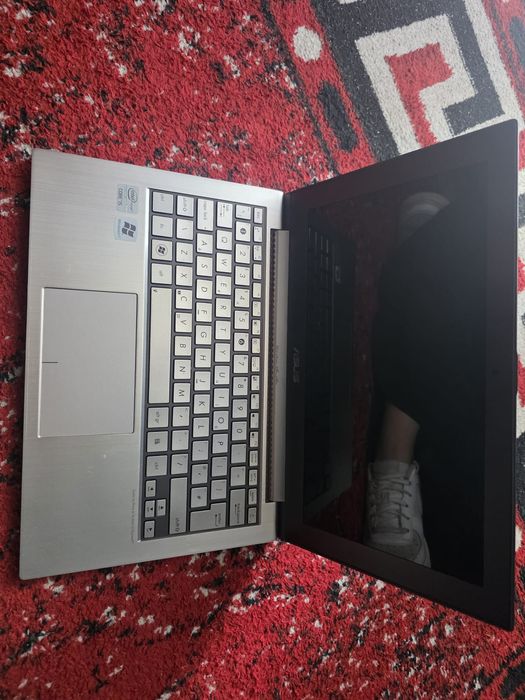 Laptop  merge doar in priza