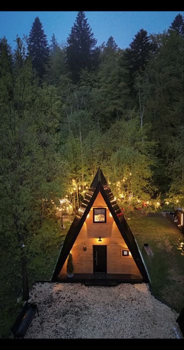 Cabane tip A frame la cheie