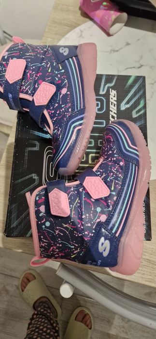 Ghete Skechers noi, cu eticheta