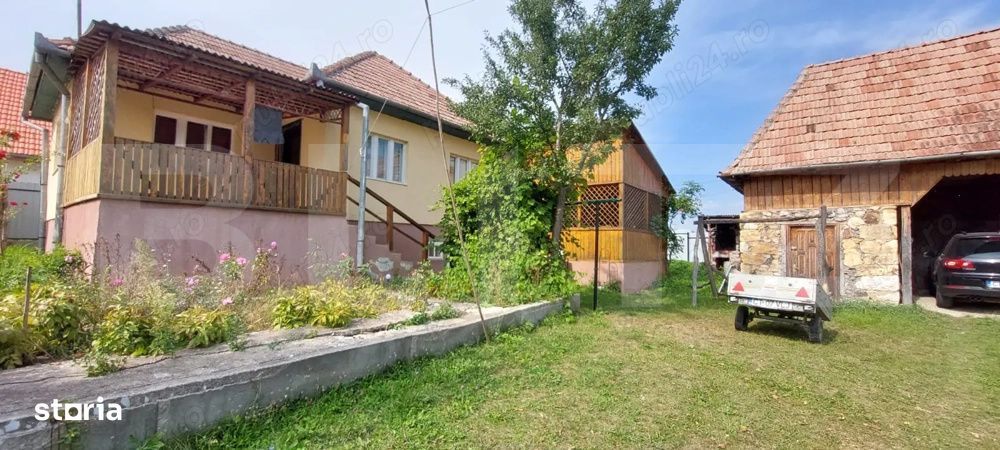 Casa 2 camere, 1040 mp, zona Petresti de Jos