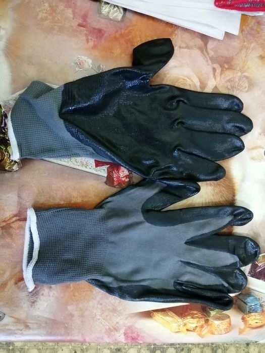 Ръкавици по 4 лева броя и работни по 2 лева броя