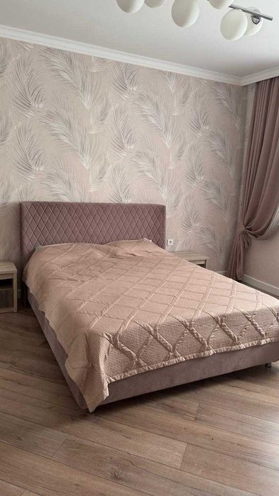 Продам двуспальную кровать с матрасом!