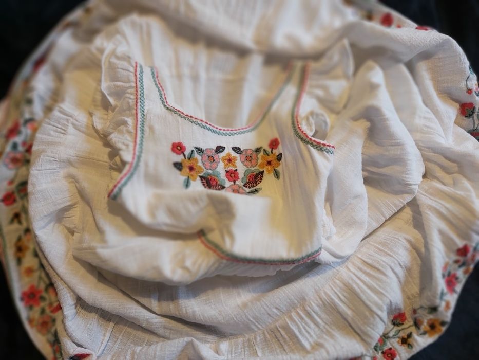 Vand rochie Mango, pret 30 lei.