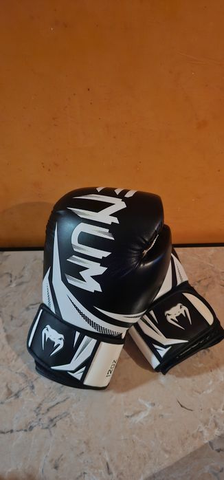 Manusi si Tibiere VENUM