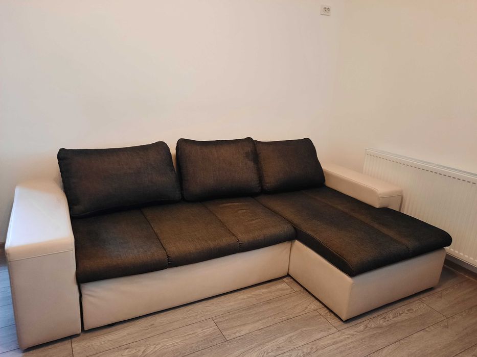 Canapea crem cu depozitare, arata bine, extensibila, in stare buna.