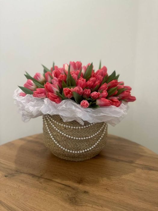 Тюльпаны в собрных букетах с оформлением