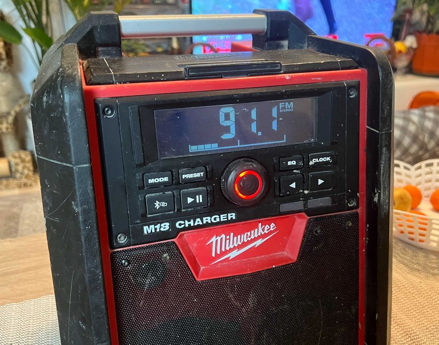 Milwaukee M18 RC radio charger santier 18V auditie puternica