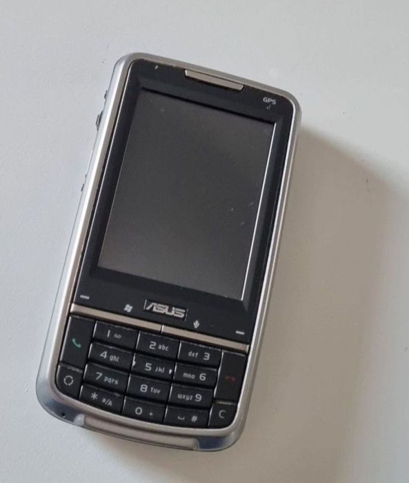 Telefon Asus cu încărcător