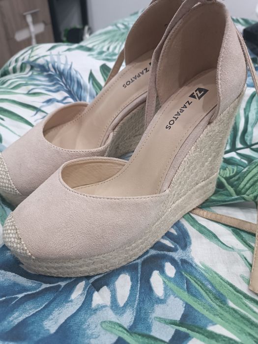 Papuci purtați foarte puțin