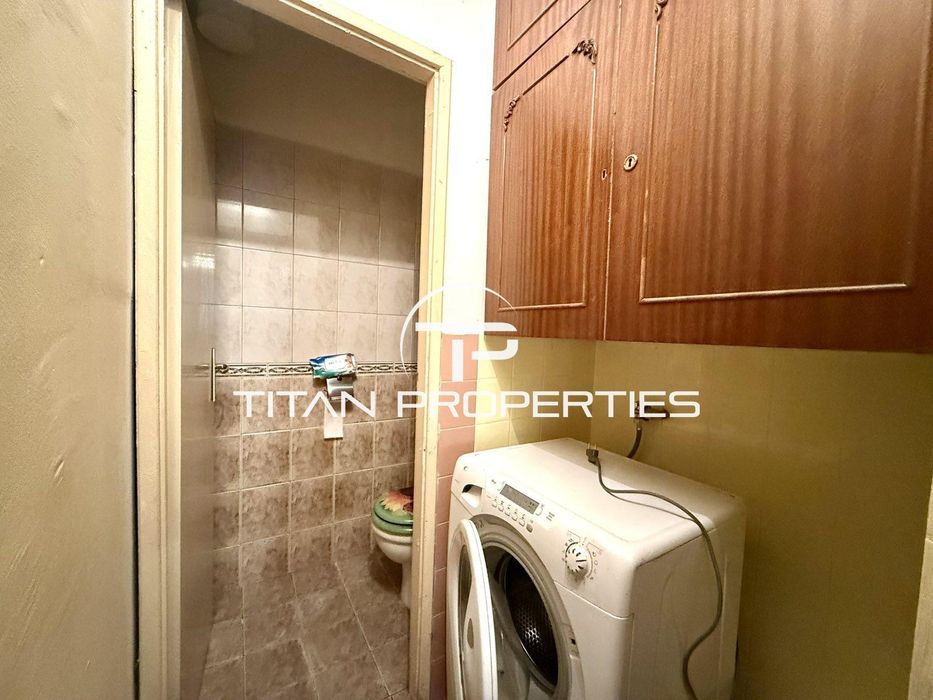 Тристаен апартамент за продажба в Център