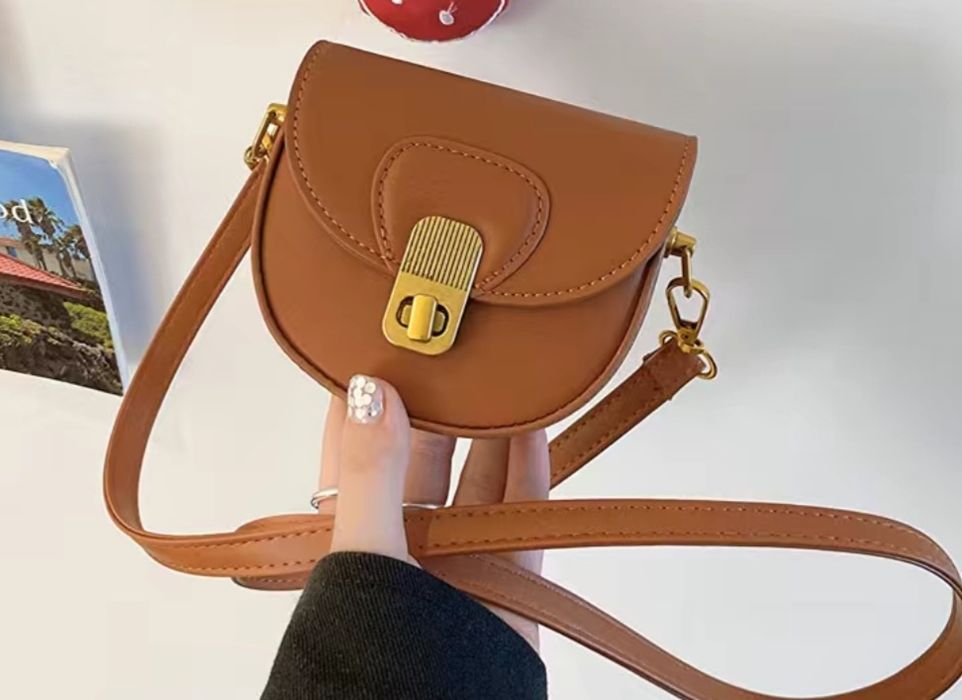 Коричневый кастюм джинсах