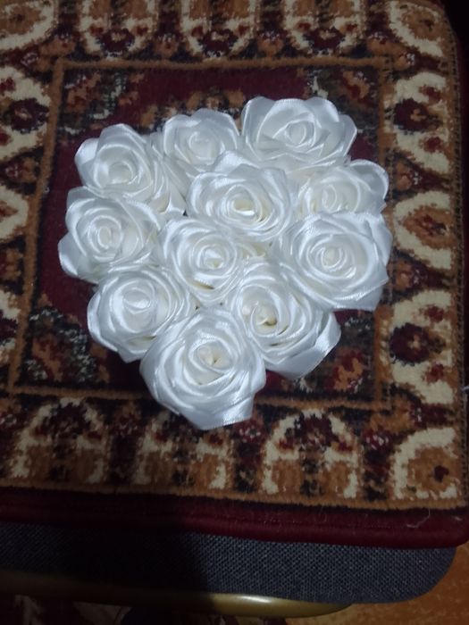 Розы из атласных лент.