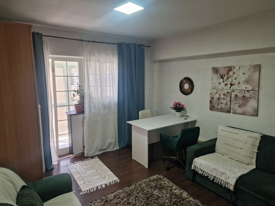 Închiriez apartament cu  2 camere