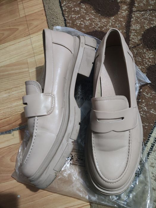 Продаю лоферы молочного цвета. Женский