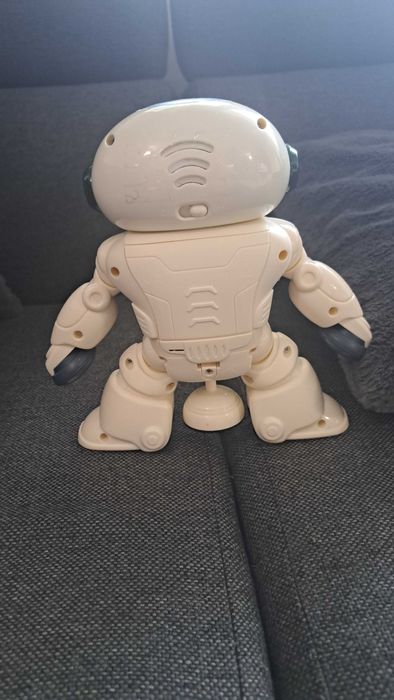 Пеещ и танцуващ робот