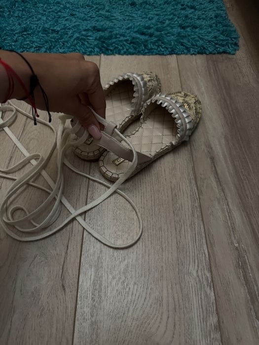 Страхотни обувчици Guess