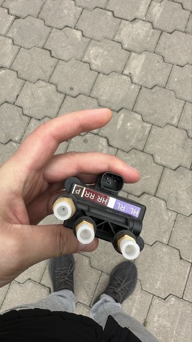 Блок клапанов пневмоподвески R, E