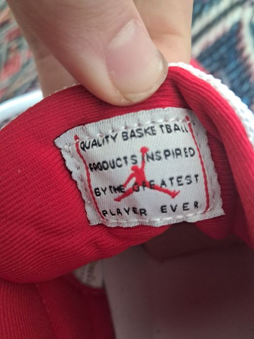 Джорданы 11 красное-белые