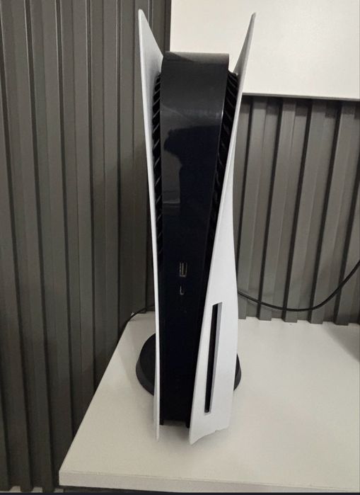 Продам срочно пс5 в идеальном состояний