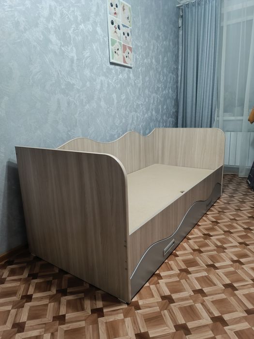 Продам кровать 12000, размер 80 на 180