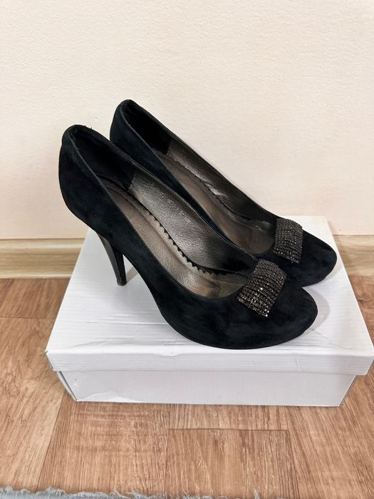 Женский туфли продается.