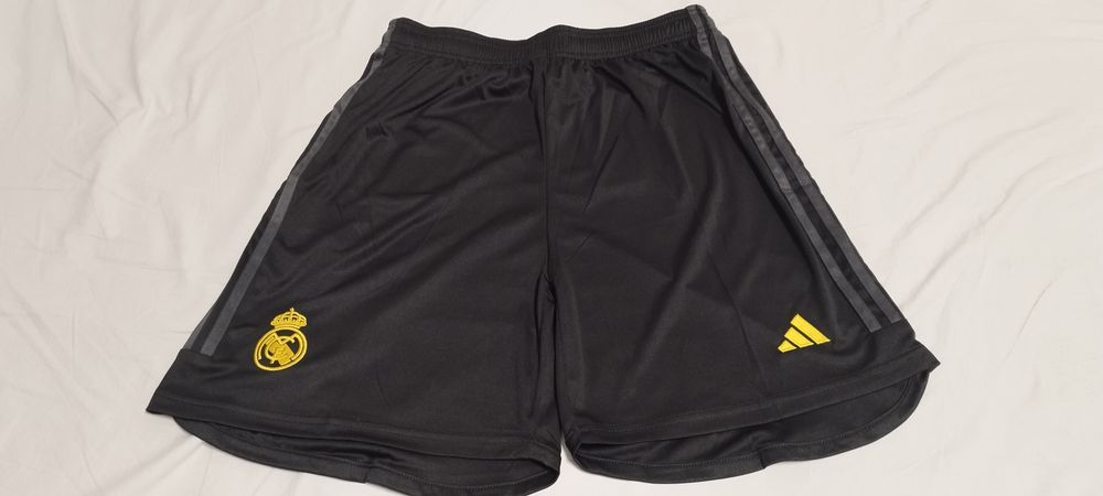 Echipament complect tricou și pantaloni scurți Real Madrid .