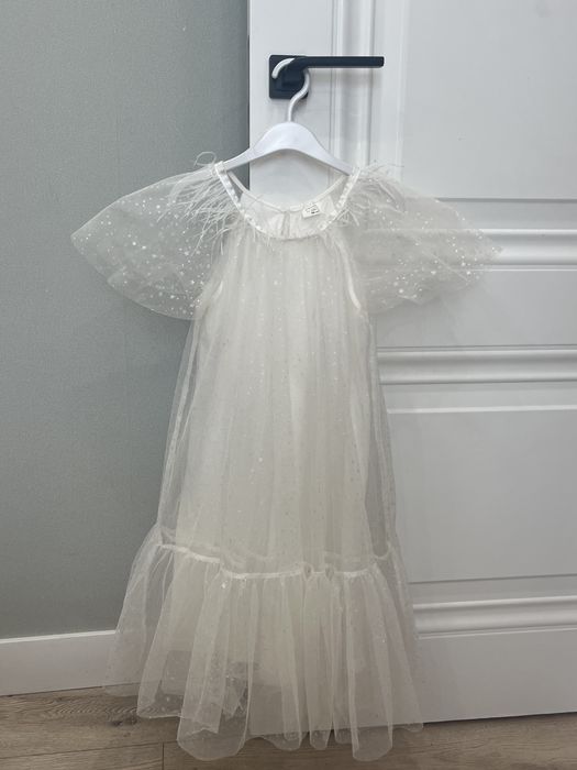Белое платье с перяьми для девочки
