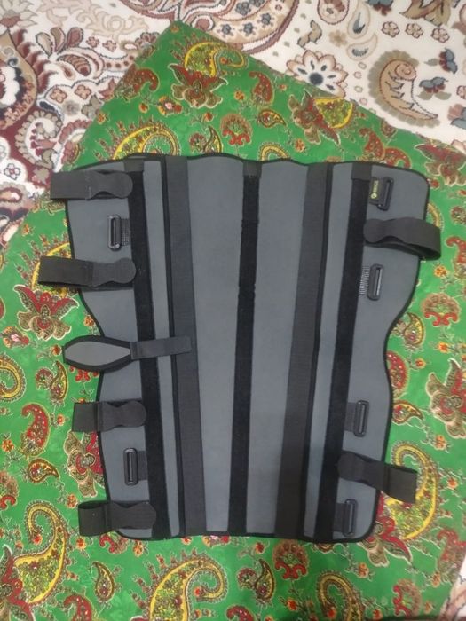 Коленный ортез (тутор) на коленный сустав.