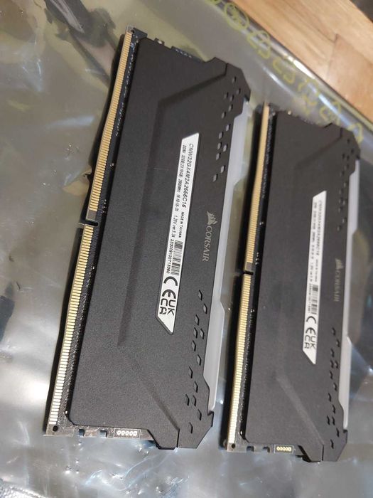 32GB 2666Mhz CL16 - Corsair Vengance RGB PRO